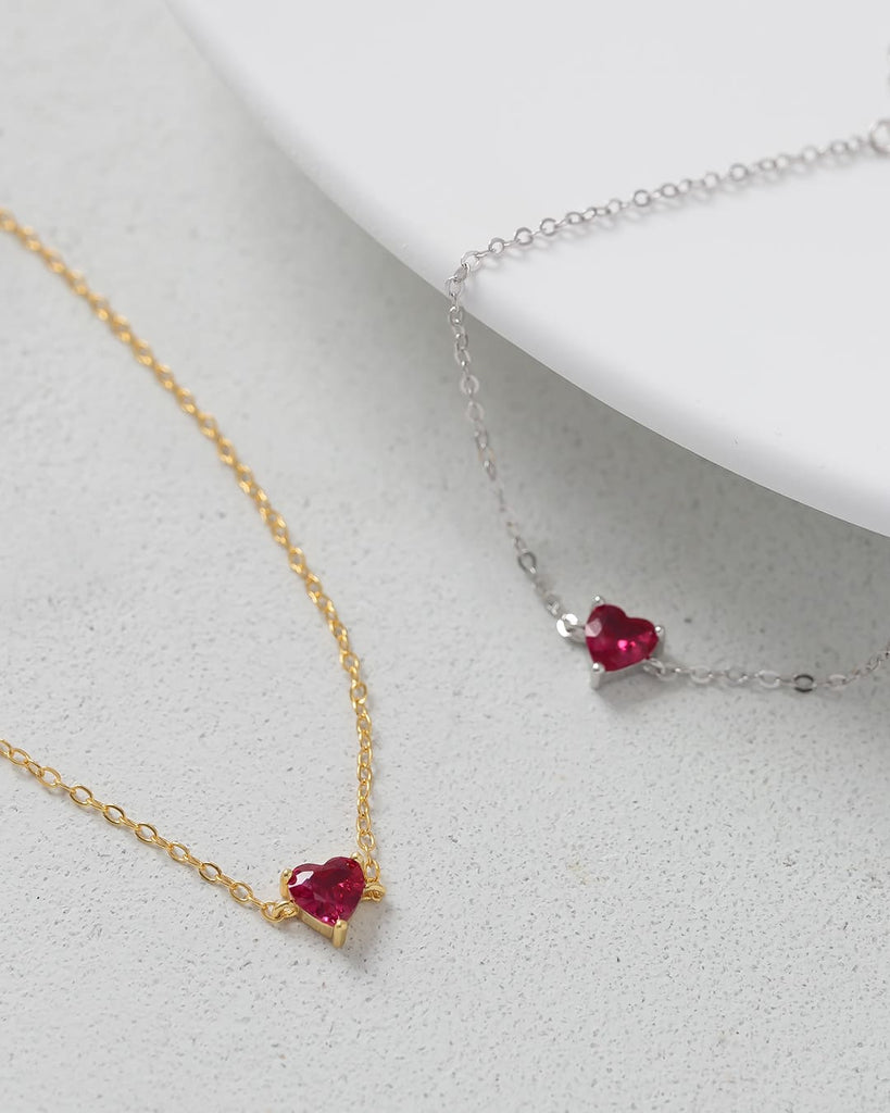 ハート型をした1粒のルビー(人工)が手元を華やかに