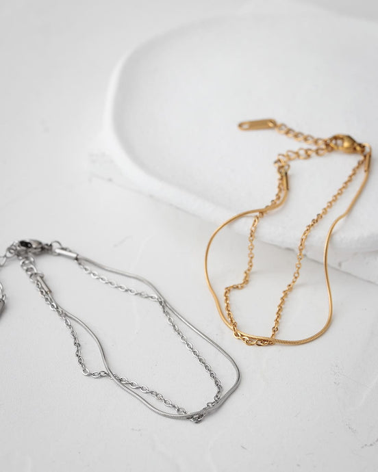 華奢な輝きが手元を彩る、アズキチェーン×スネークチェーン2連ブレスレット