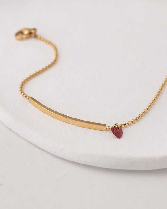 ルージュカラーの小さなハートが揺れるブレスレット