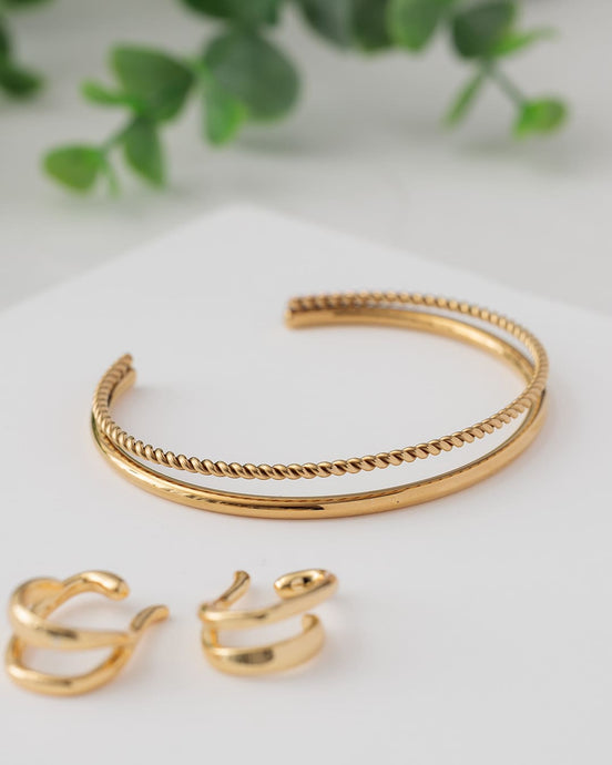 くるりとねじれたラインが印象的なバングル