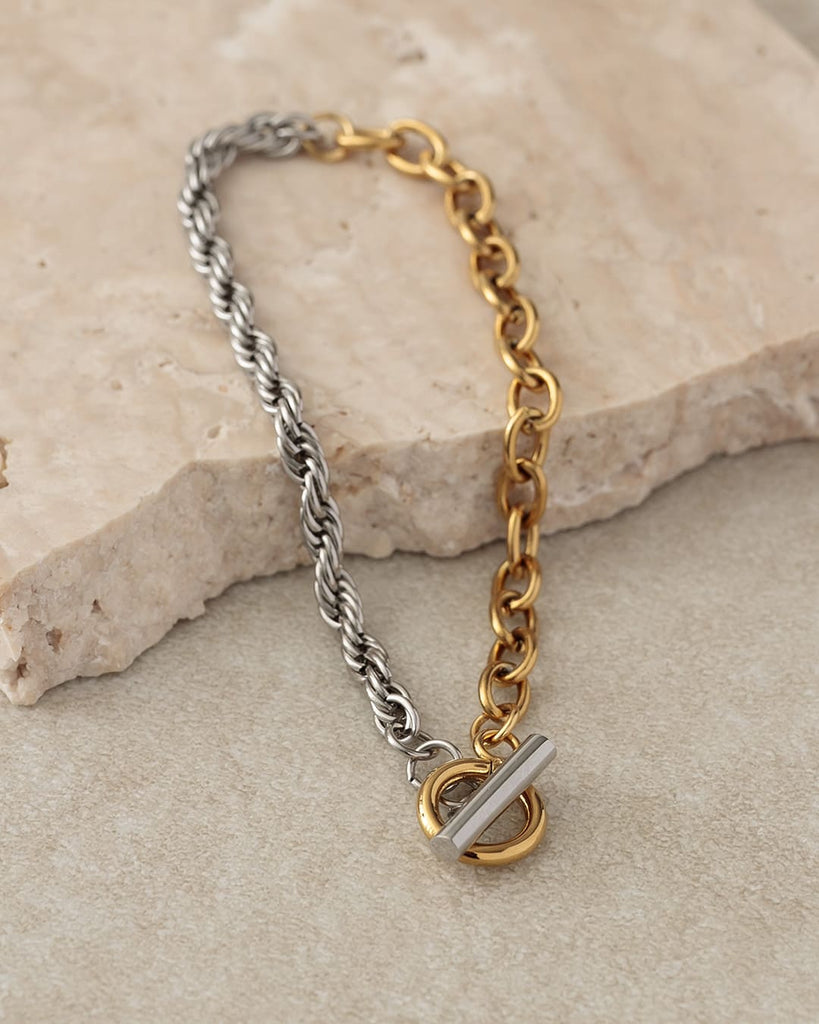 ふたつの異なるチェーンが繋がるブレスレット