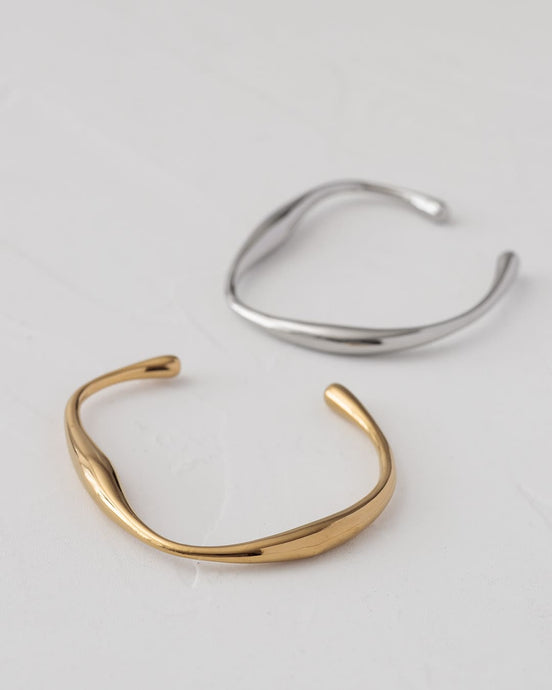 ゆるやかにうねるラインが魅力のバングル