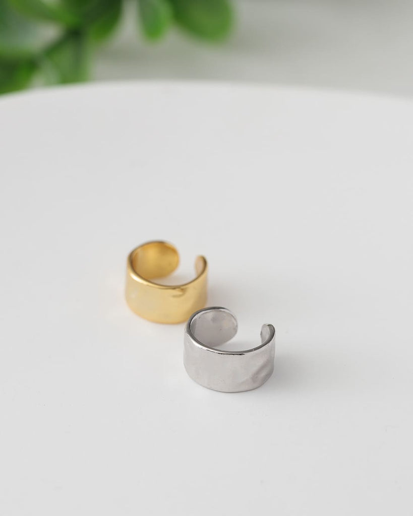 つるんと滑らかなシルエットのイヤーカフ