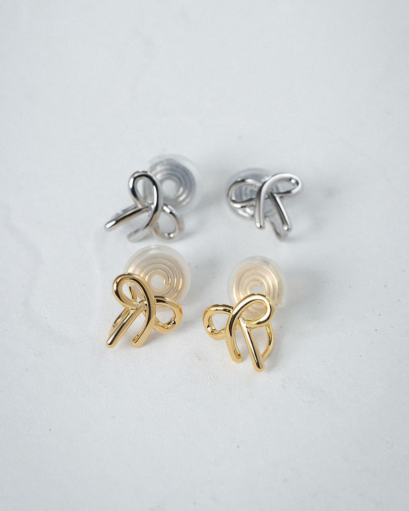 可愛らしいデザインが魅力のミニリボンイヤリング