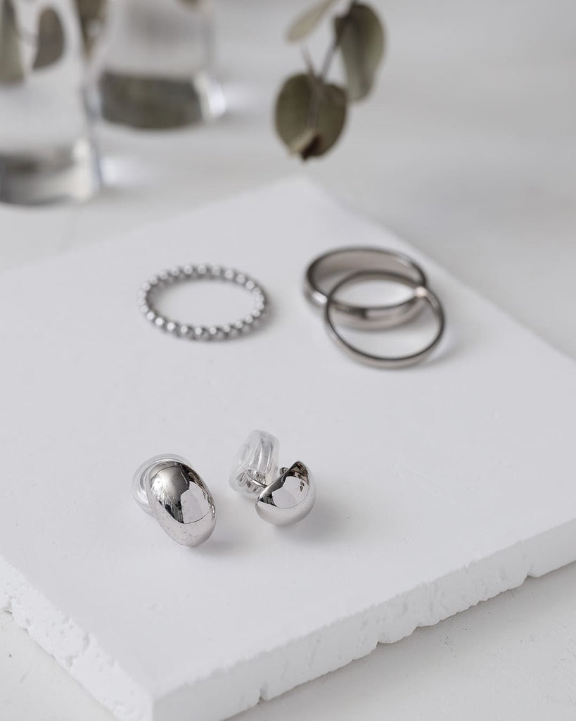 ミニマルデザインのイヤリング