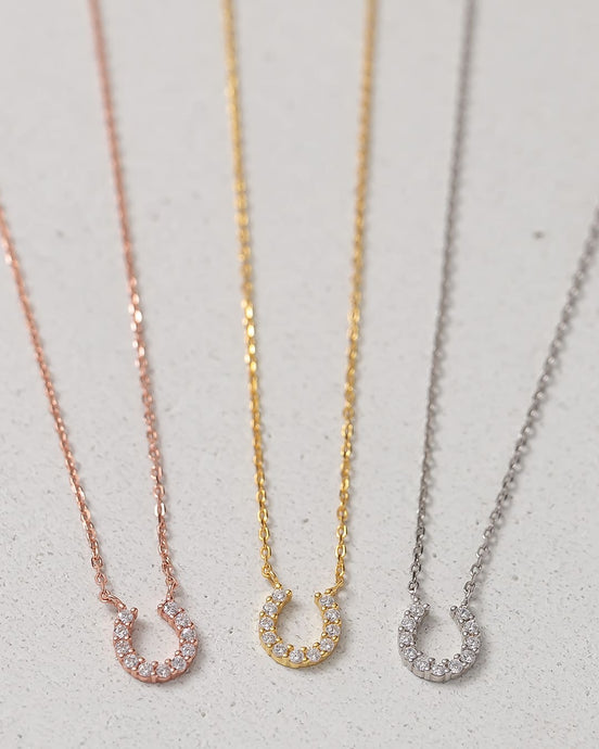 小ぶりで華奢なデザインのホースシューモチーフネックレス