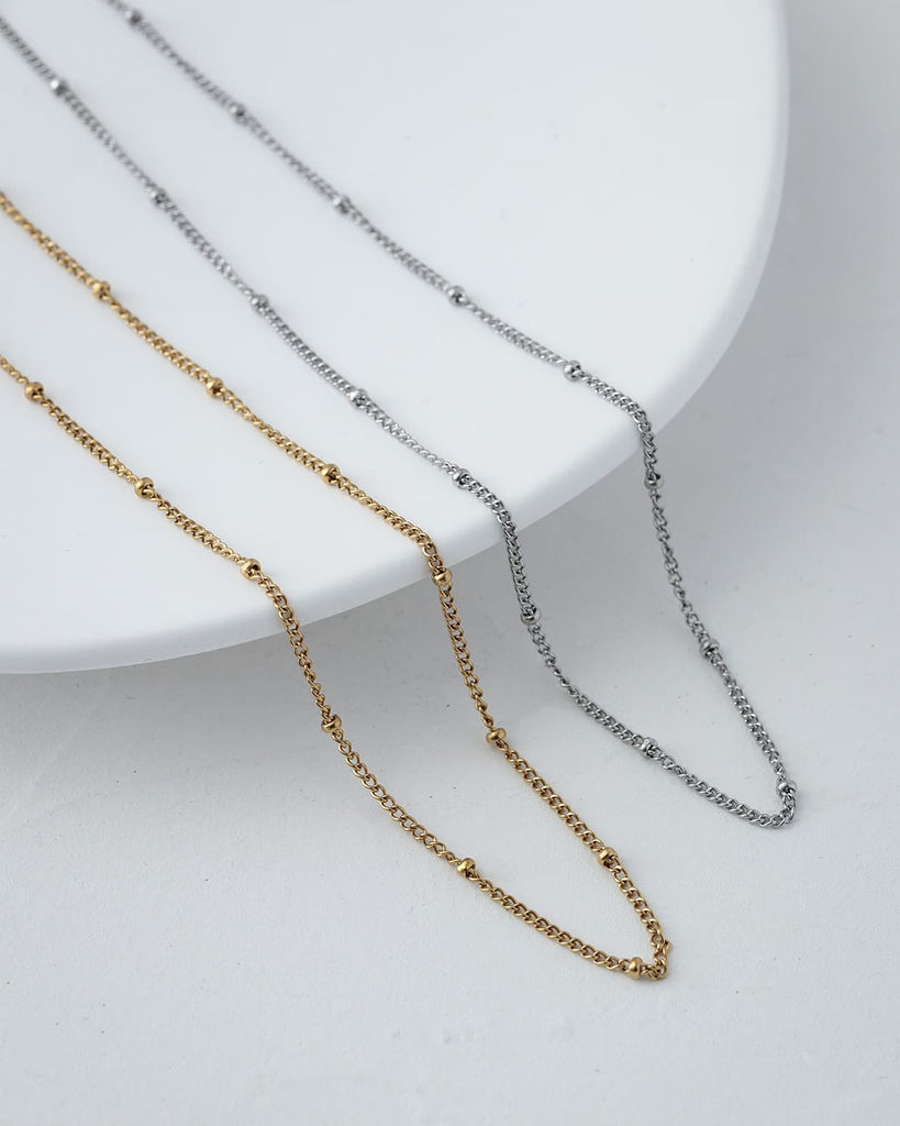 華奢なチェーンに小さなビーズが等間隔で並んだ、シンプルながらも品のあるデザイン