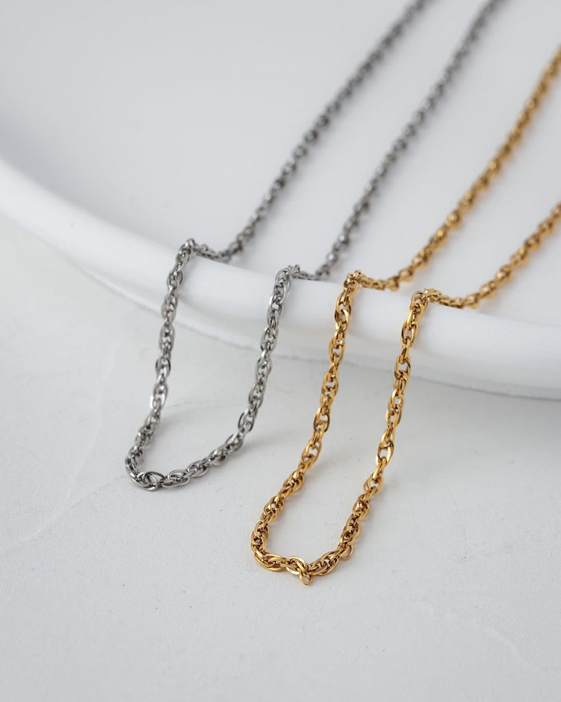 シンプルながら存在感を放つダブルリンクチェーンネックレス