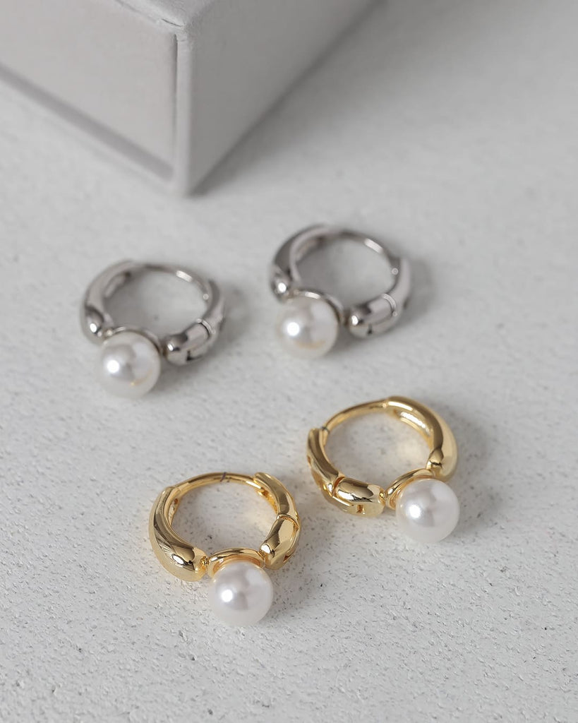 小ぶりなフープに一粒パールの付いたシンプルなピアス