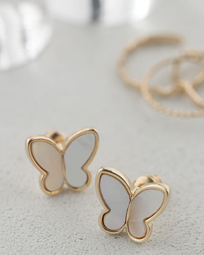 まるで耳たぶに蝶がとまっているかのような愛らしいデザインが魅力のピアス