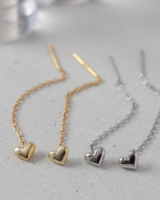 小ぶりのハートモチーフが付いたチェーンピアス