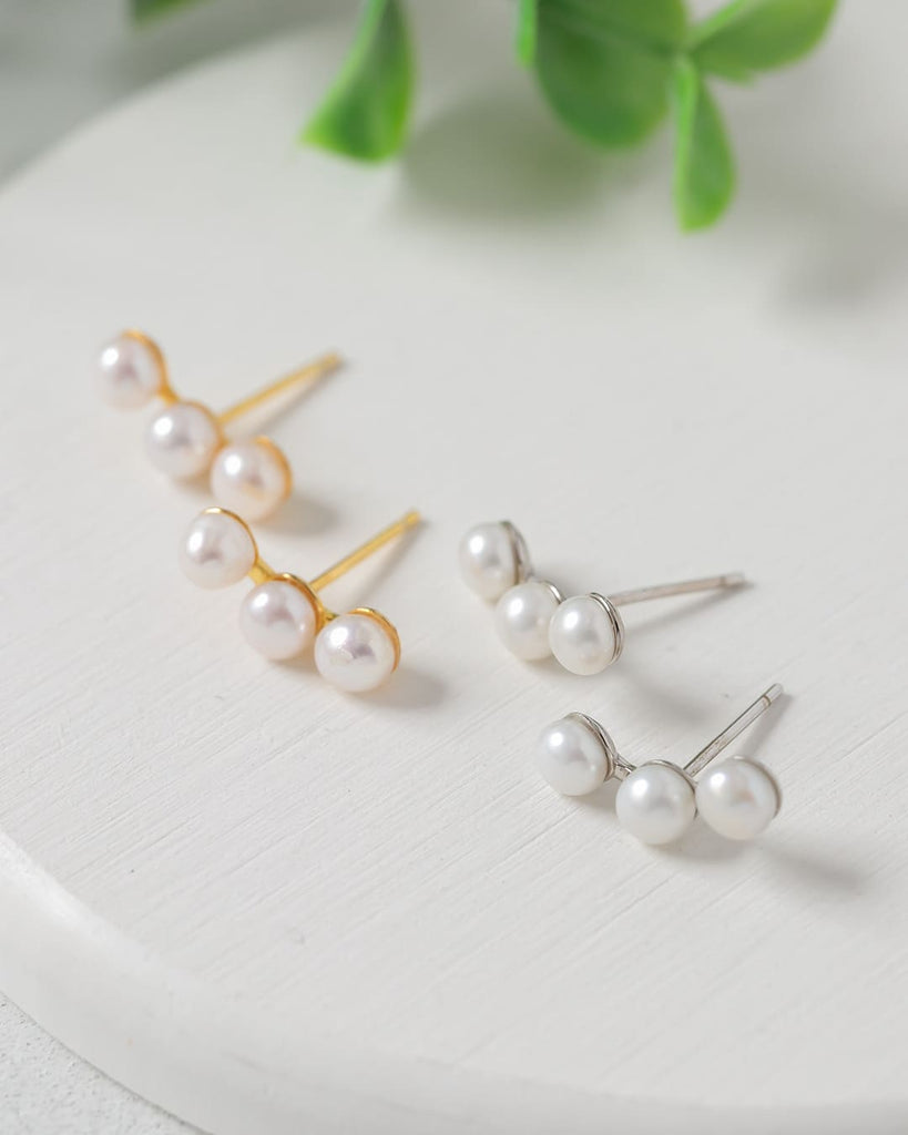 3つの天然淡水パールが輝くシンプルデザインのプチピアス