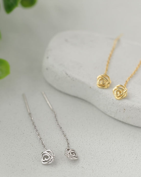 小ぶりなフラワーモチーフをあしらったチェーンピアス