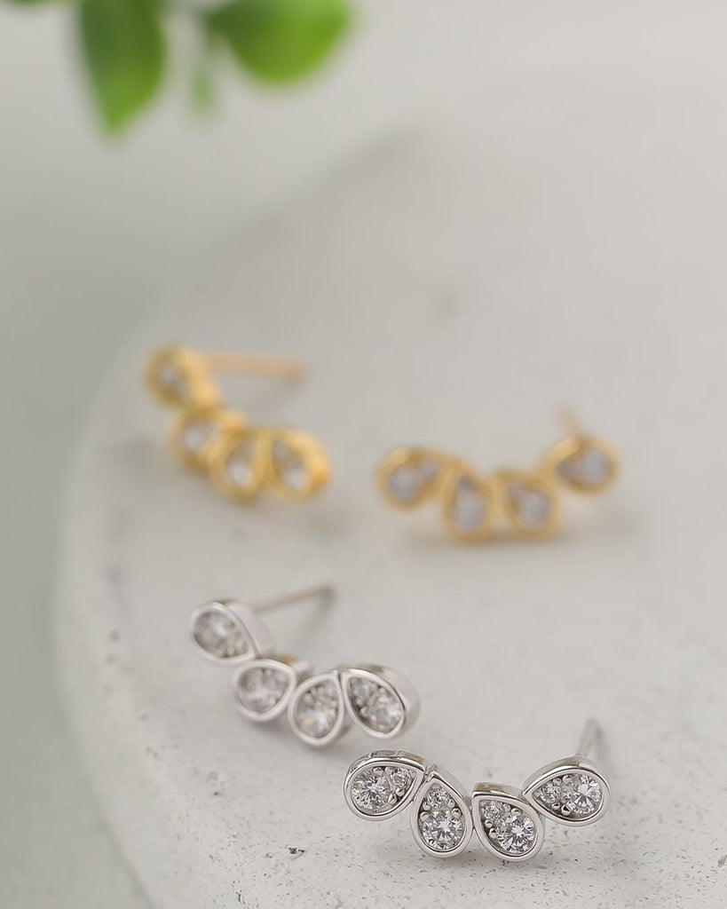 4つの雫モチーフを配置したスタッドピアス