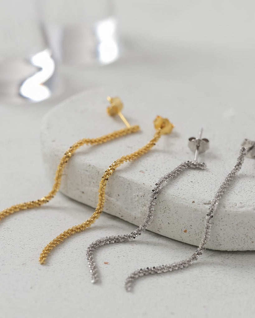 捻りをきかせたチェーンが揺れるシンプルなピアス