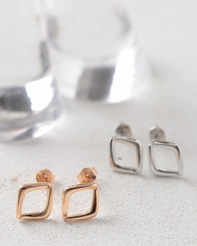 ロンバス(ひし形)デザインの小ぶりなピアス