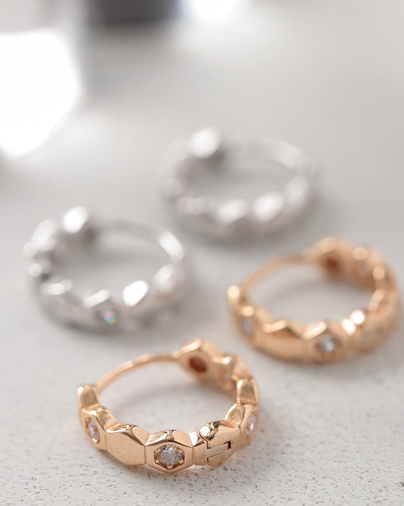 蜂の巣をイメージしたデザインが可愛いフープピアス