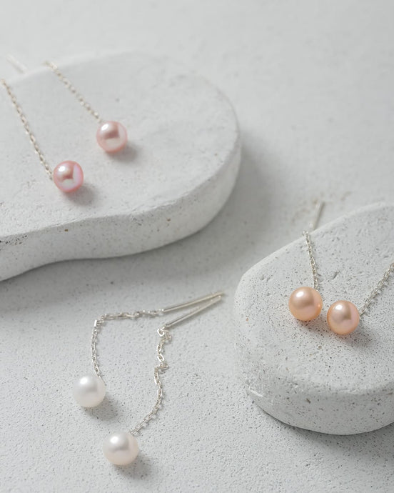 直径約5mmの淡水パールを使用したチェーンピアス