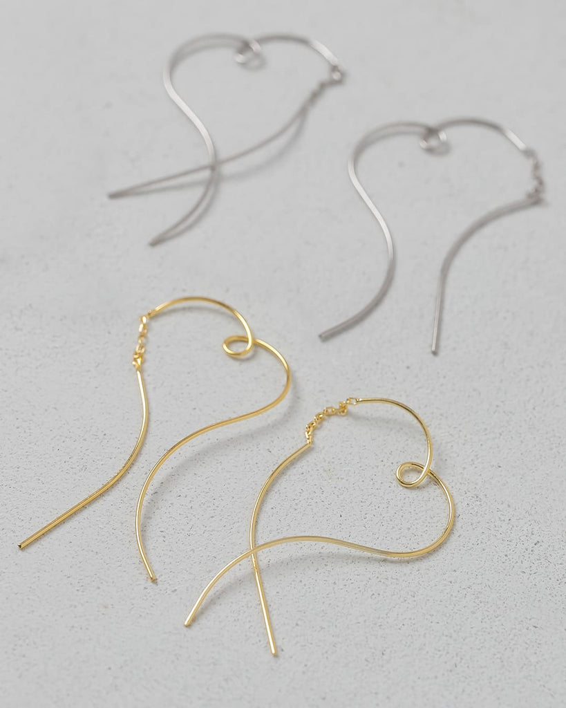華奢なラインをねじってハート形にしたピアス