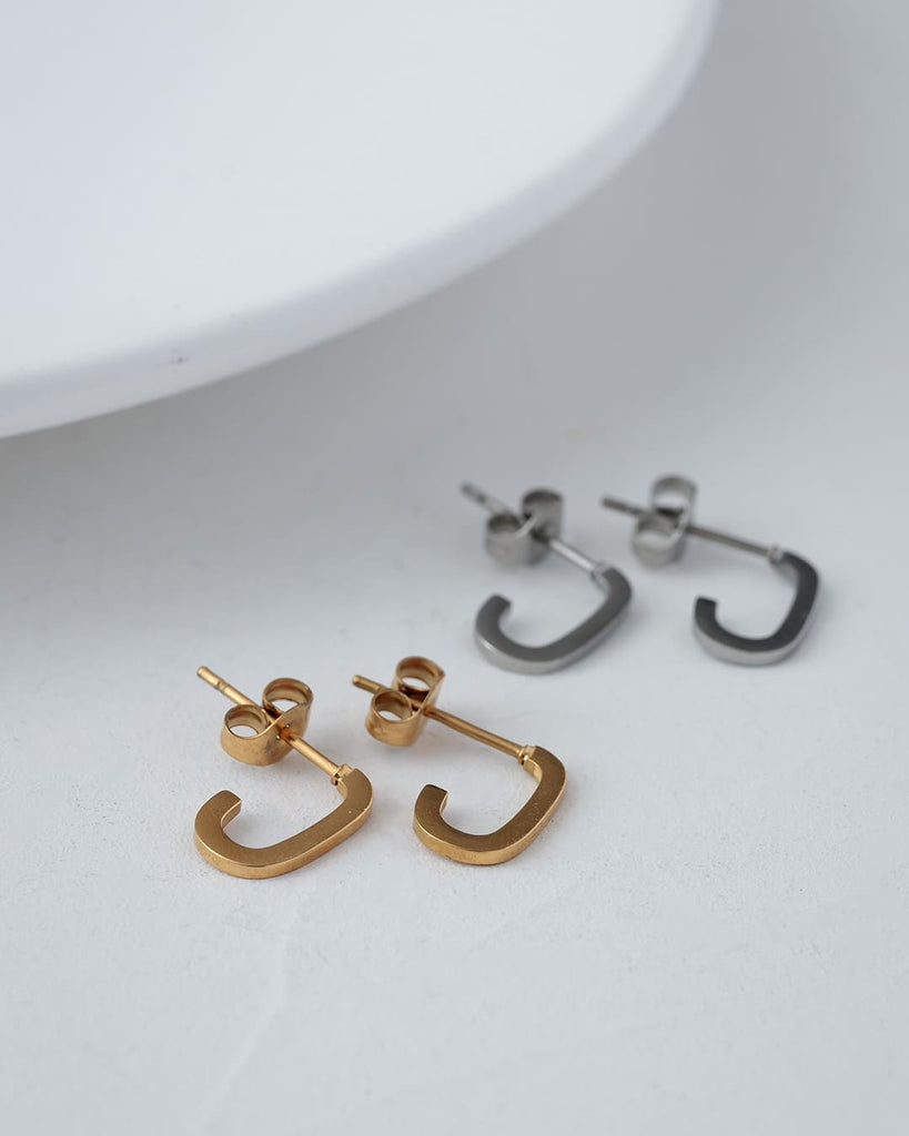 シンプルながらも洗練されたデザインが魅力的なピアス