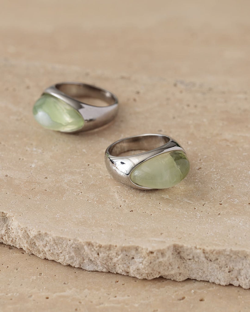 つるんと艶めく、楕円のモチーフのリング