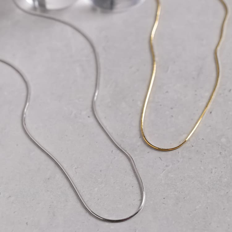 シンプルに胸元を飾るスネークチェーンネックレス