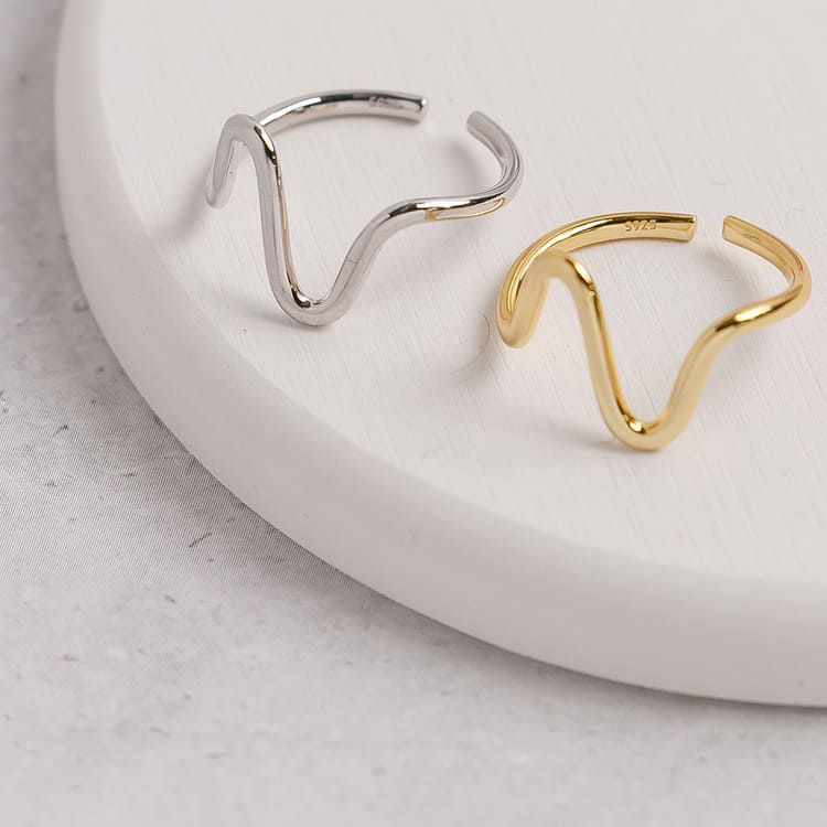 華奢なデザインの波型ニュアンスラインシンプルリング