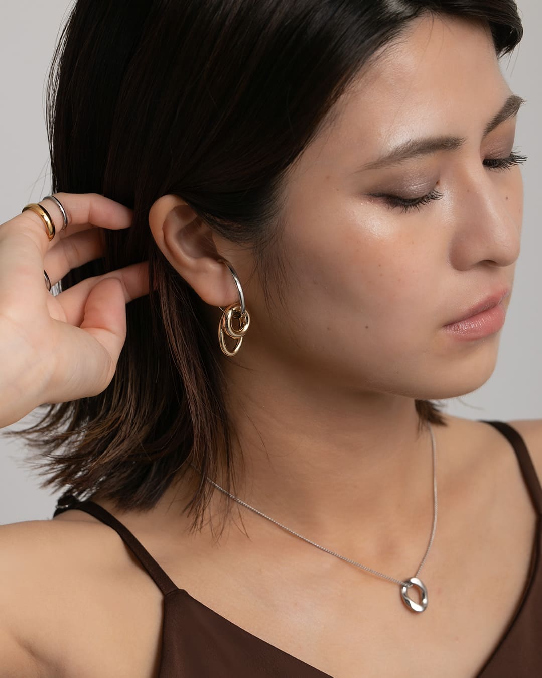 ※【SweetPea/両耳で揃う】Cデザイン2.3㎝フープ 21石 全長4.3㎝ 4/10(金)20:00～再入荷】【18KGP】バイカラーフープイヤーカフ【mina3