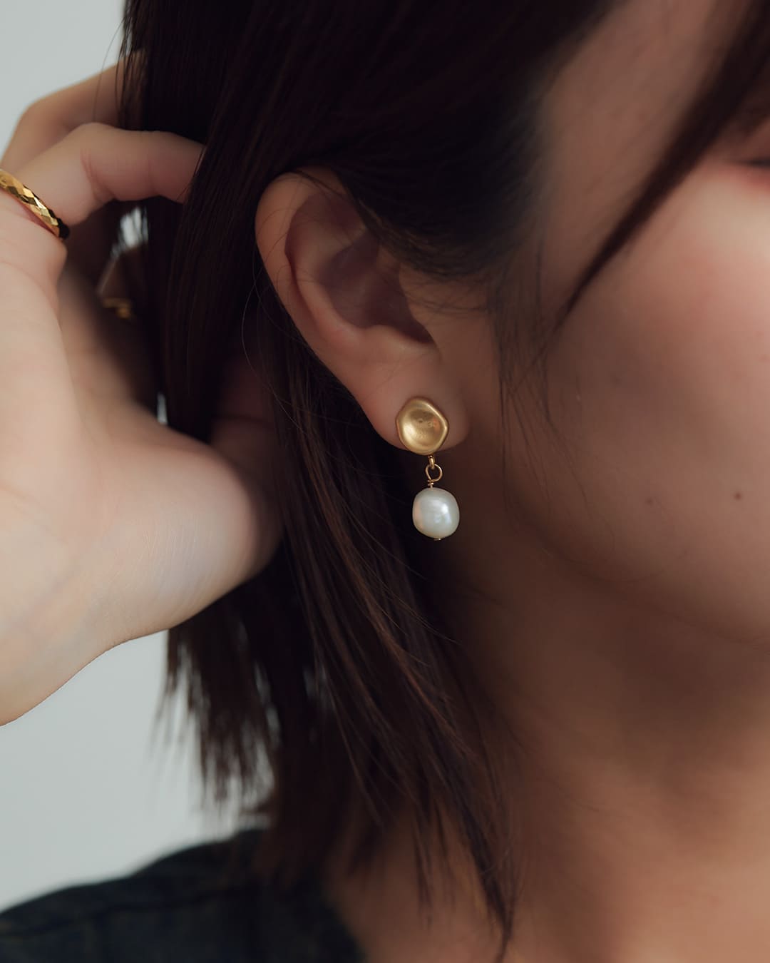 10/31(金)20:00～再入荷】ニュアンスプレート×1粒淡水パールイヤリング