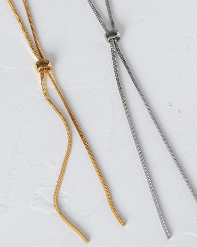 真鍮素材を使用したシンプルループタイネックレス