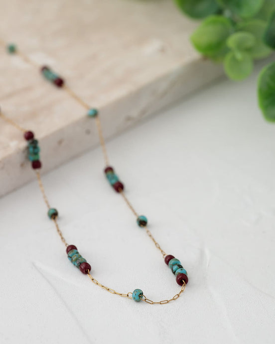 小粒ビーズがぽつぽつ連なるネックレス