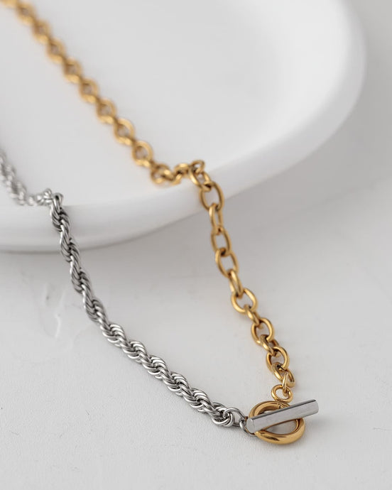 アシンメトリーデザインのネックレス