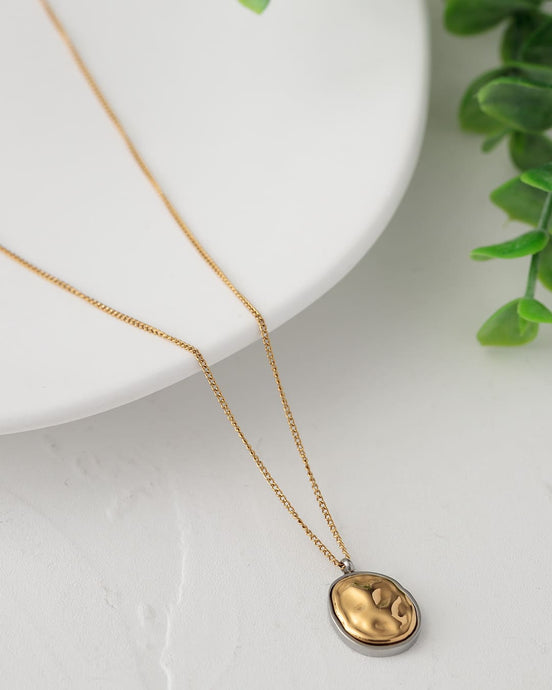 溶けたようなモチーフが魅力のネックレス