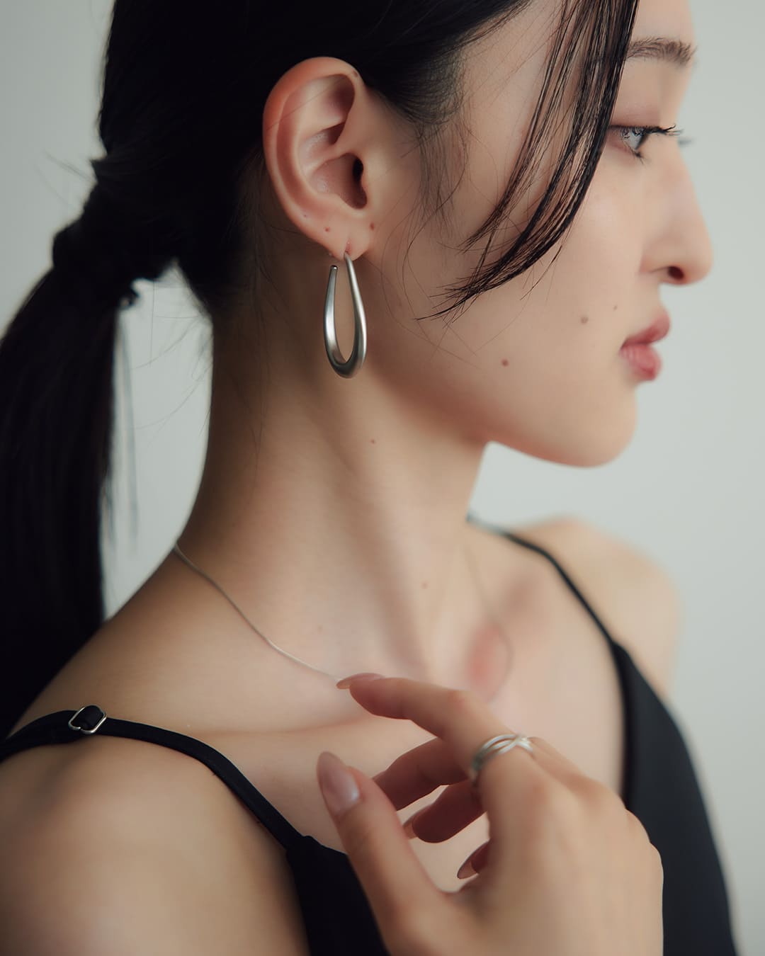 リオンフスモールフープピアス ノット スモールフープ / ロジウムフィニッシュ ブラス