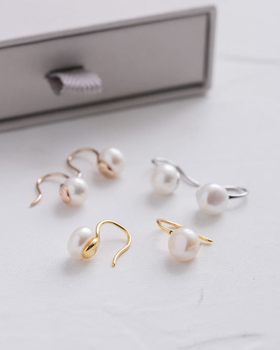 まるで小さなスプーンにパールを乗せたような、遊び心のある愛らしいフォルム。