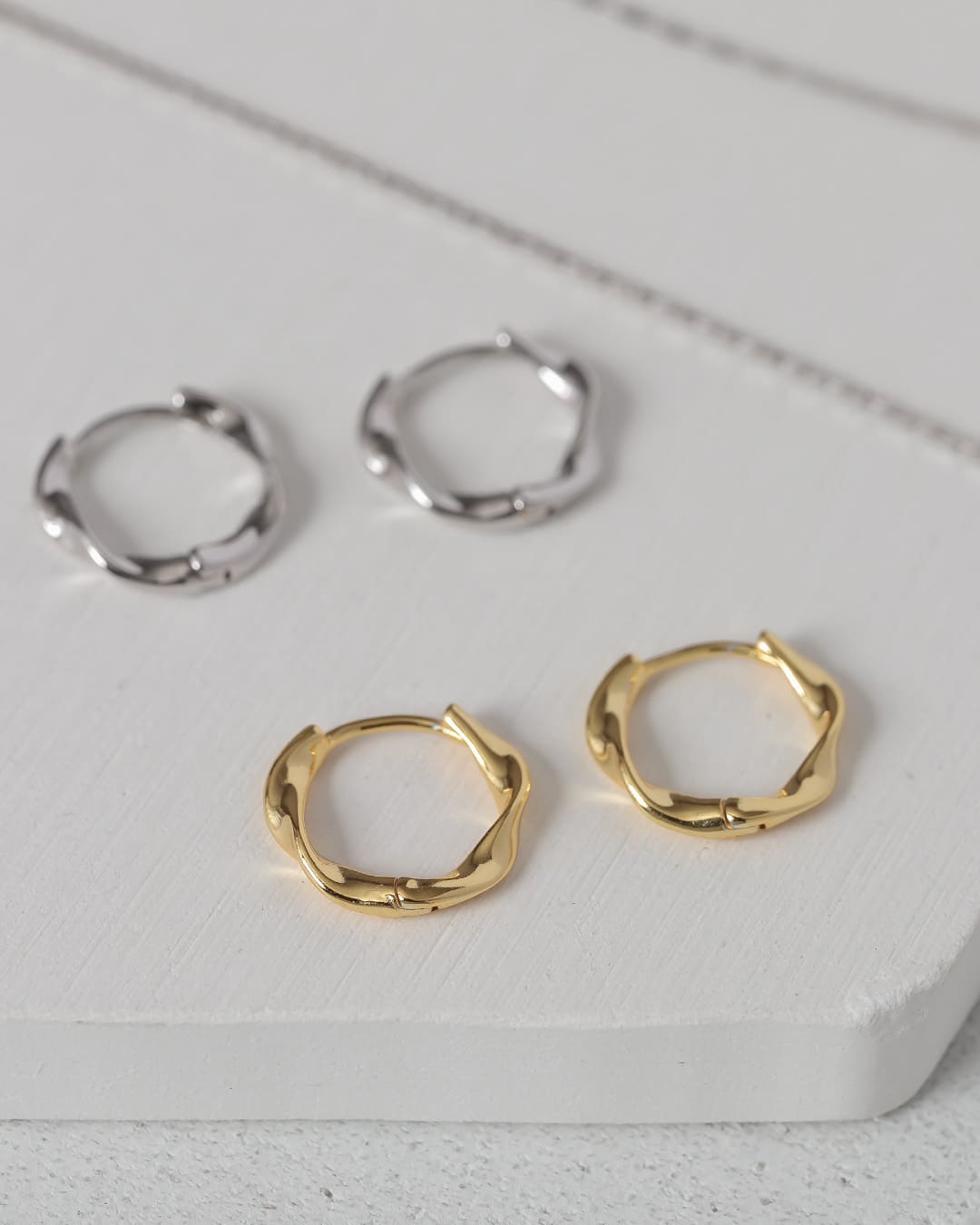 12/26(金)20:00～再入荷】【S925/14KGP】ねじれフープミニピアス