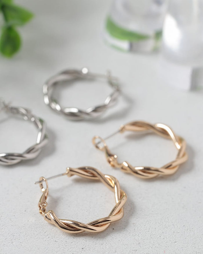 立体ツイストが耳元で輝く、上品な存在感のキャッチレスフープピアス