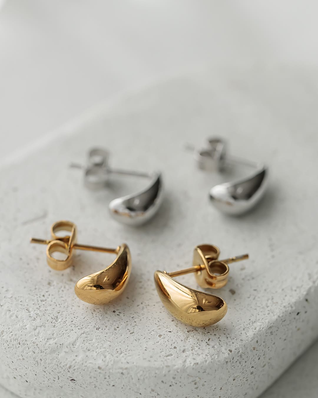 ピアス　No.5228 再入荷予定あり＞【18KGP】ドロップモチーフミニピアス – ChooMia