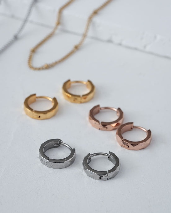 上品に輝く洗練されたデザインが特徴のカットラインフープピアス