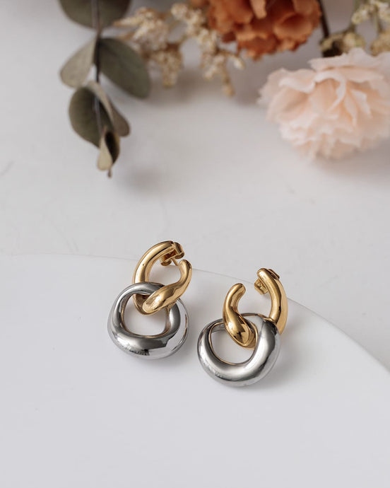 2色のリンクモチーフが交差するピアス